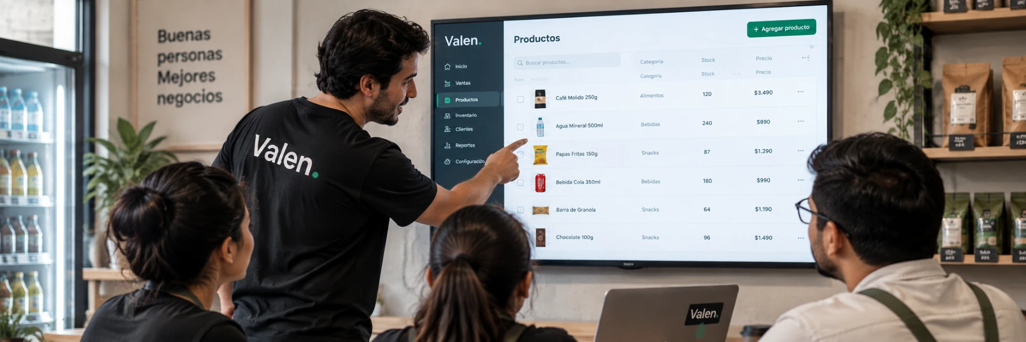 Integrante de Valen capacitando a un equipo y mostrando el catálogo de productos en una pantalla grande